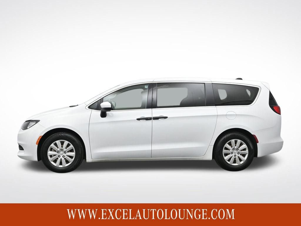 Used 2021 Chrysler Voyager L image 3