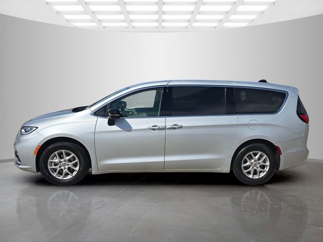 Used 2024 Chrysler Pacifica Touring-L image 9