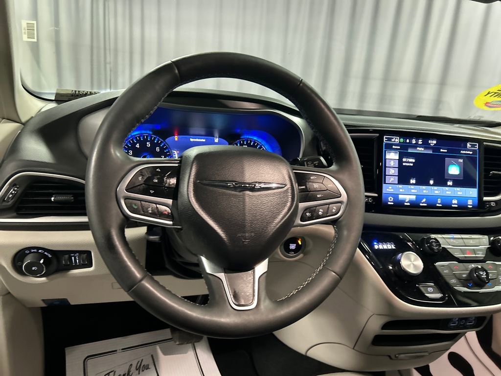 Used 2024 Chrysler Pacifica Touring-L FWD image 15