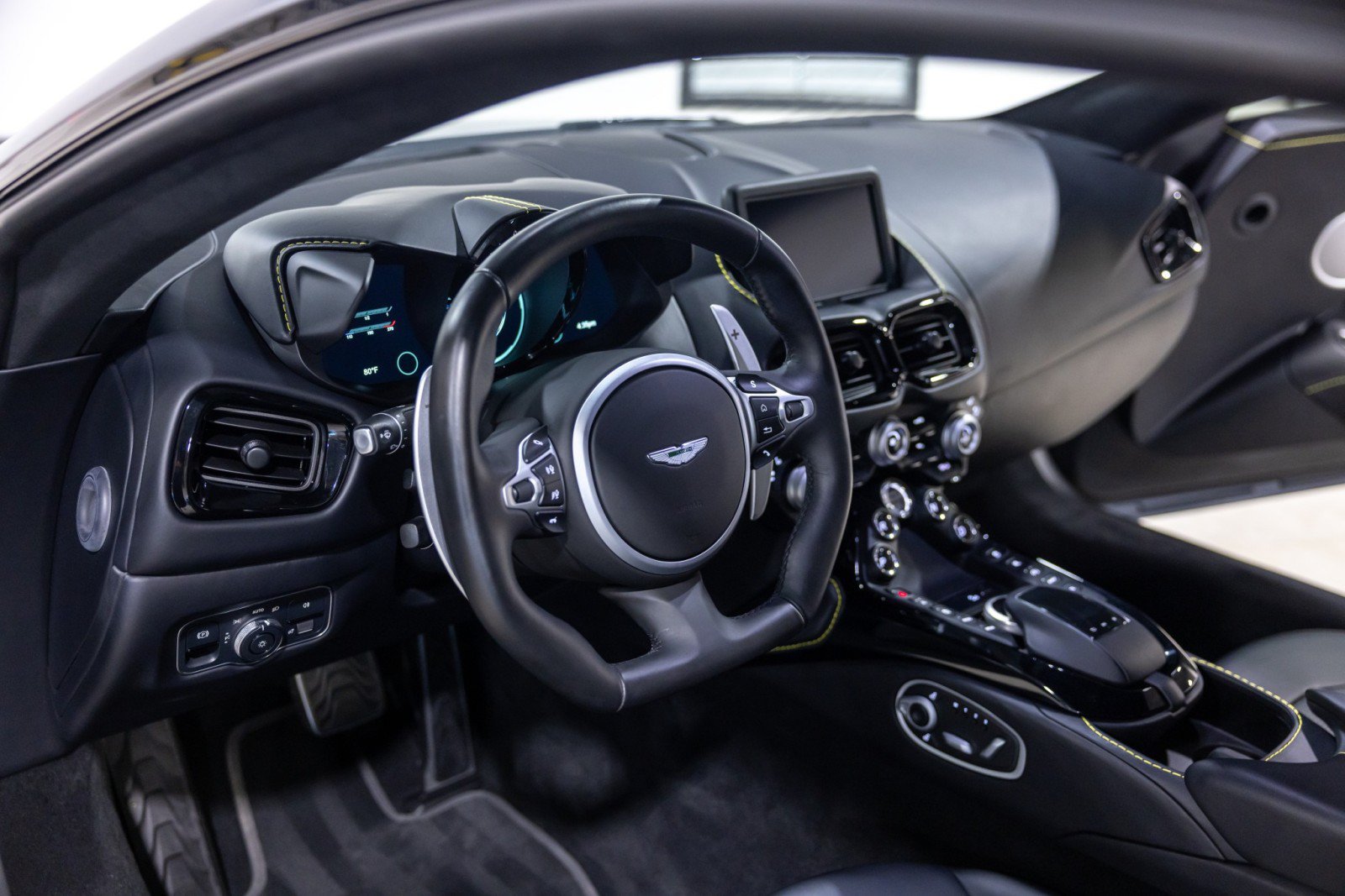 Used 2022 Aston Martin V8 Vantage Coupe RWD image 35