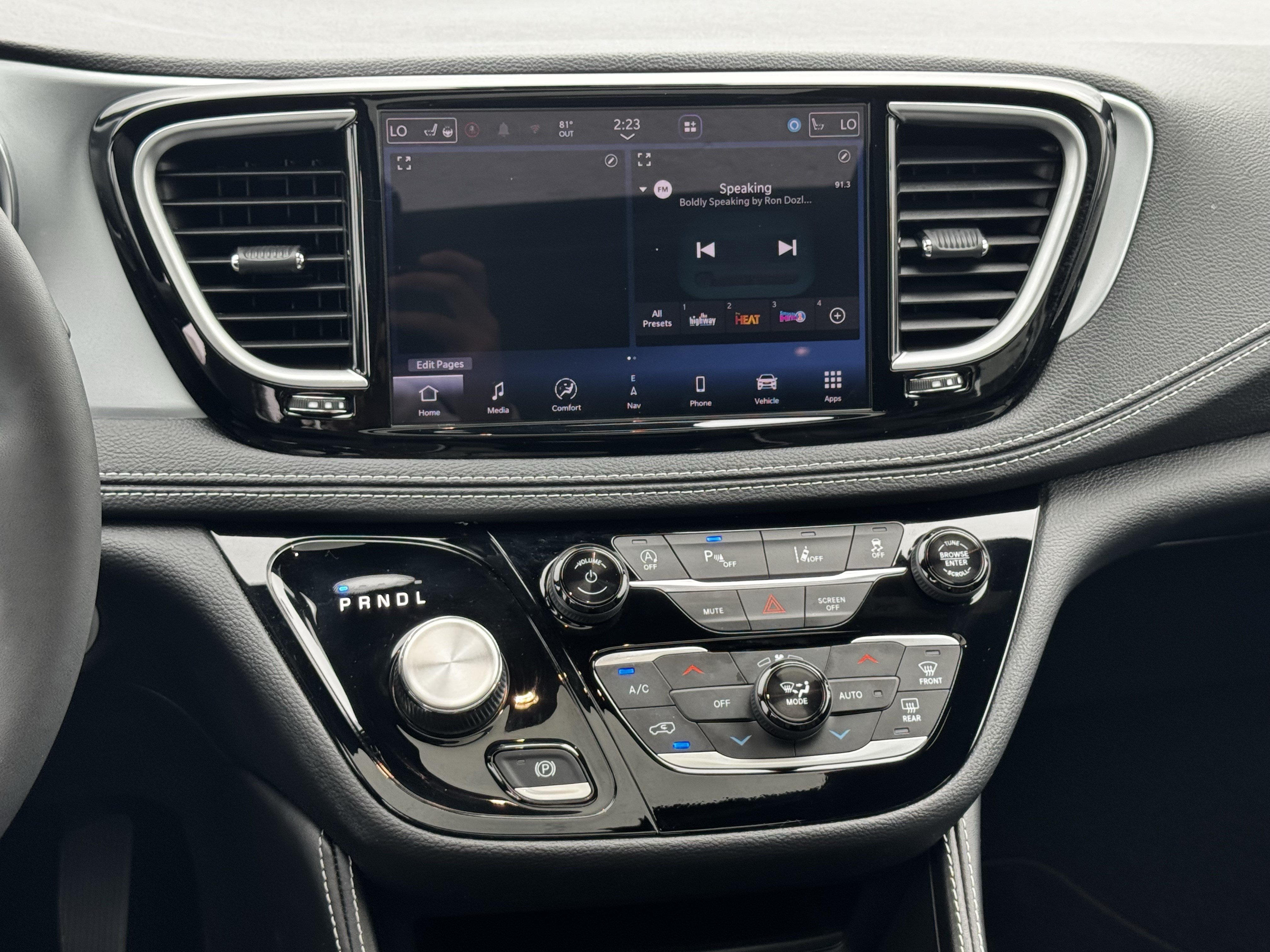Used 2026 Chrysler Pacifica Limited FWD image 17
