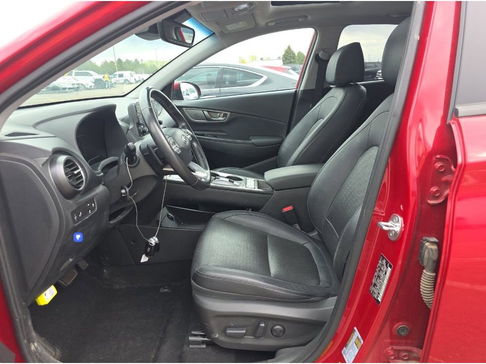 Used 2021 Hyundai Kona Limited w/ Cargo Package FWD image 3