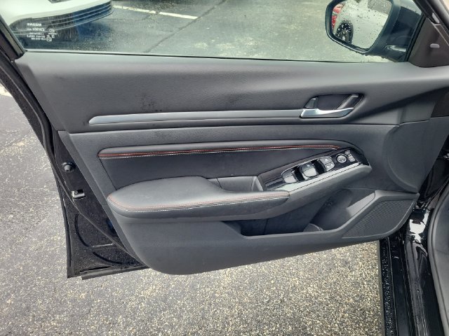 Used 2023 Nissan Altima 2.5 SR w/ SR Premium Package FWD image 14