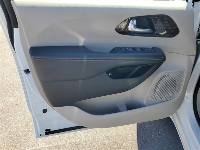 Used 2023 Chrysler Pacifica Limited image 8