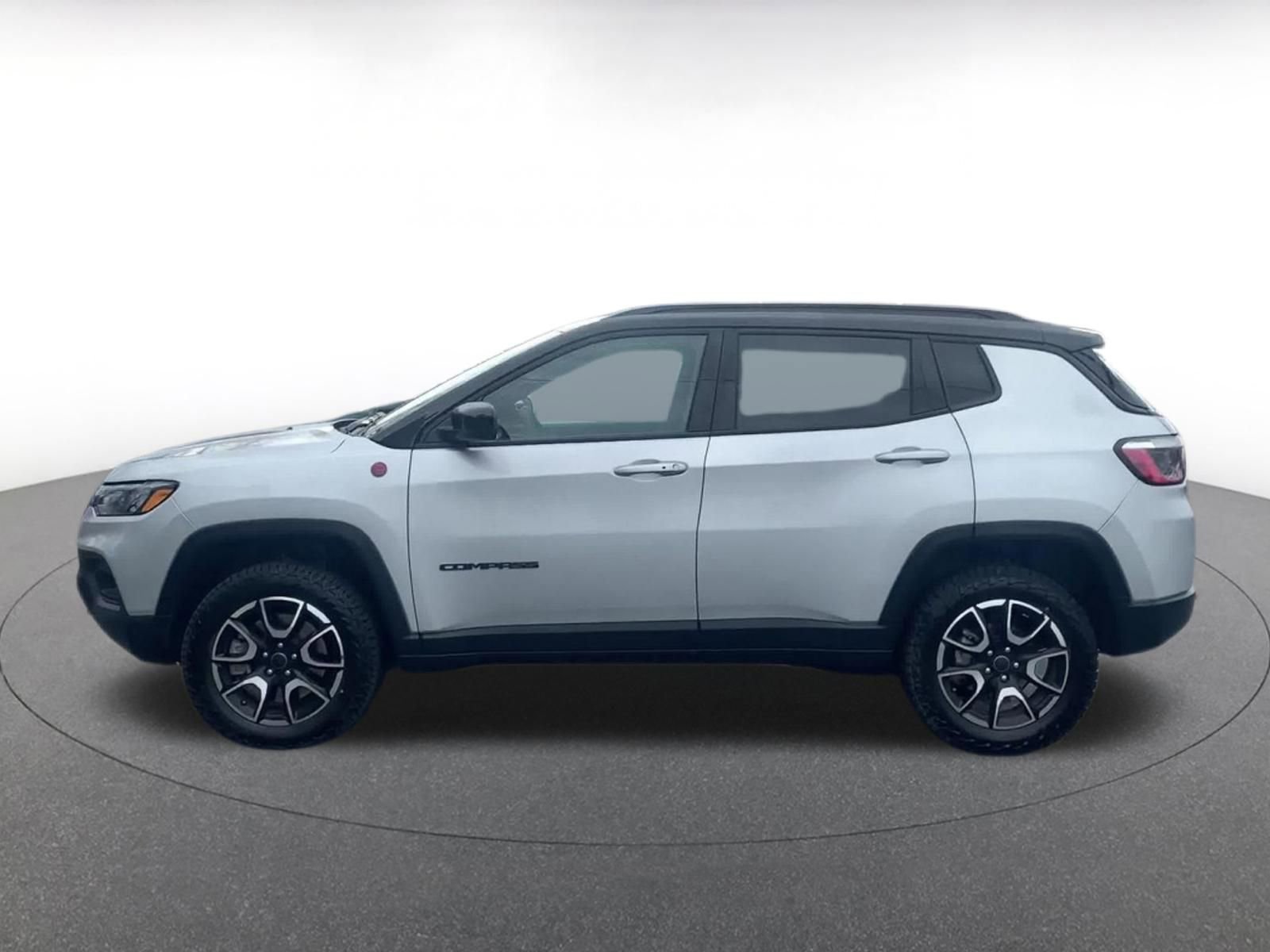 Used 2025 Jeep Compass Trailhawk image 9