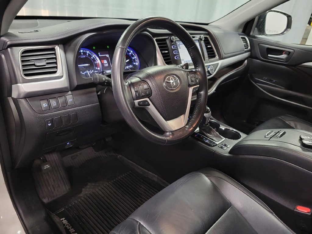 Used 2017 Toyota Highlander XLE AWD/4WD image 16