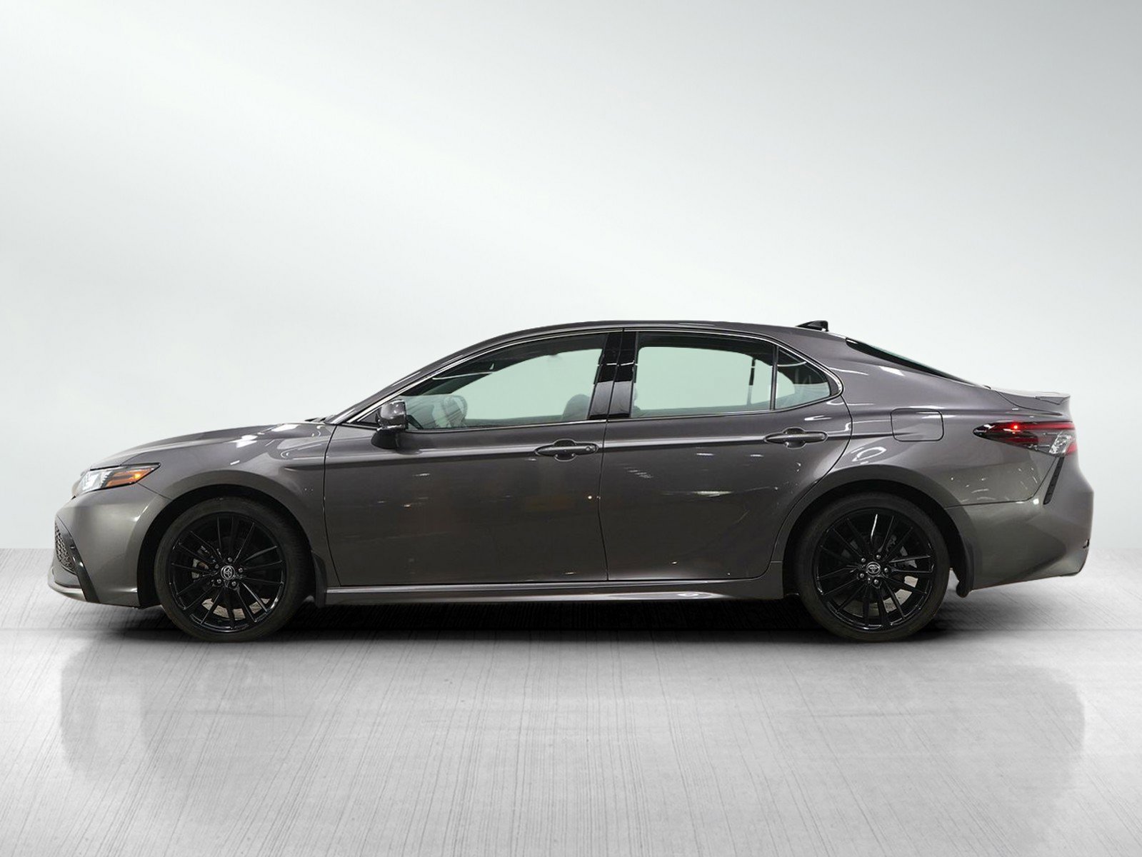 Used 2022 Toyota Camry XSE FWD image 2