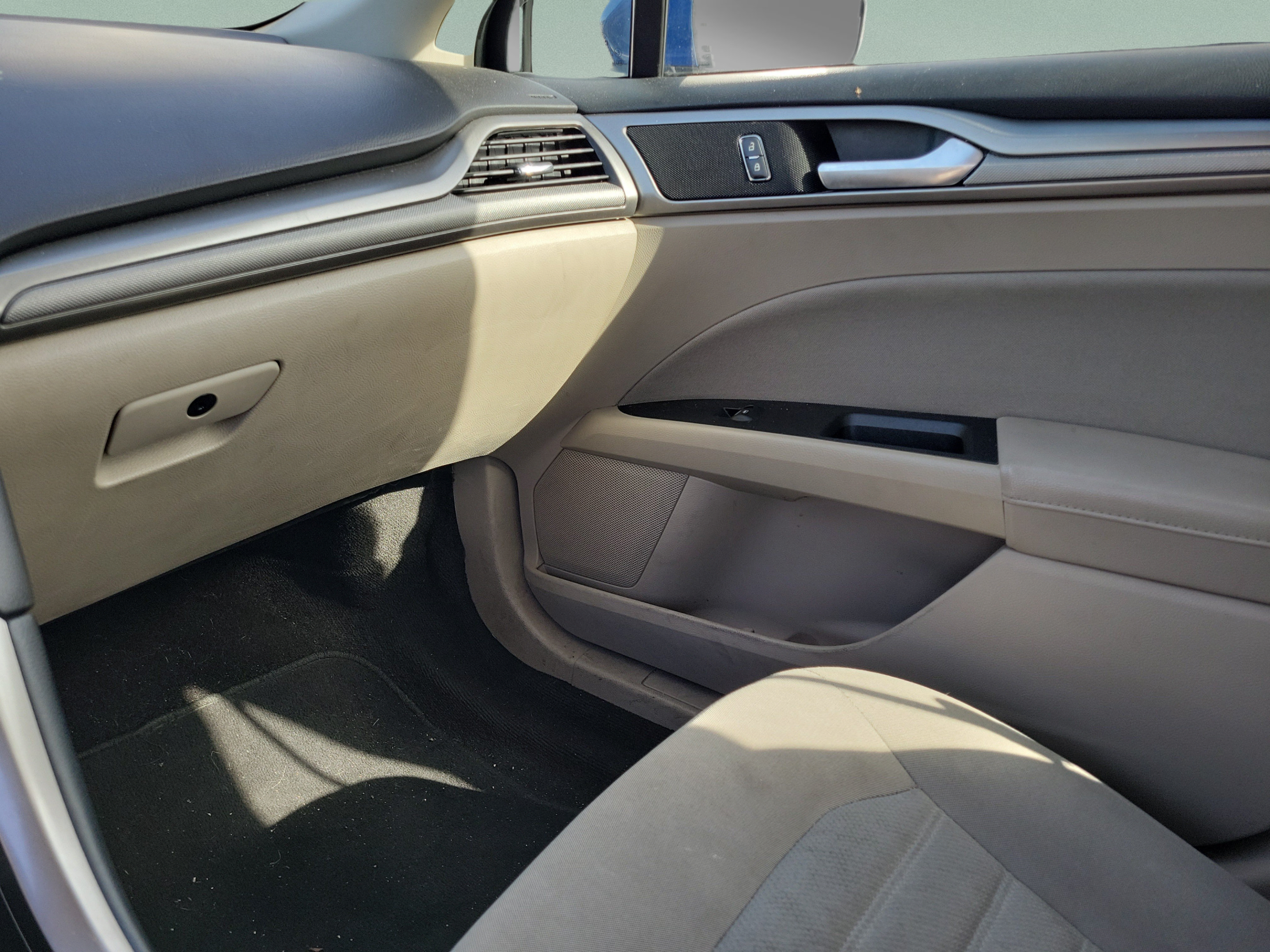 Used 2018 Ford Fusion SE FWD image 19