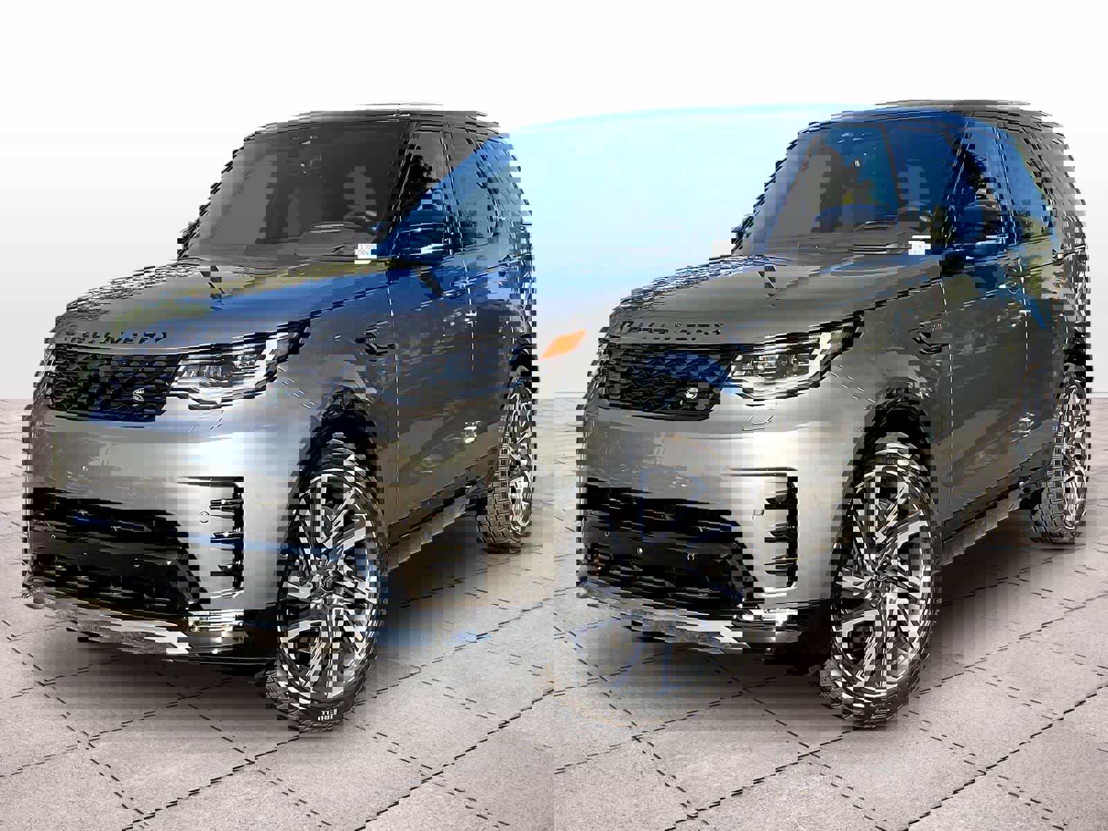 New 2025 Land Rover Discovery Dynamic SE image 1