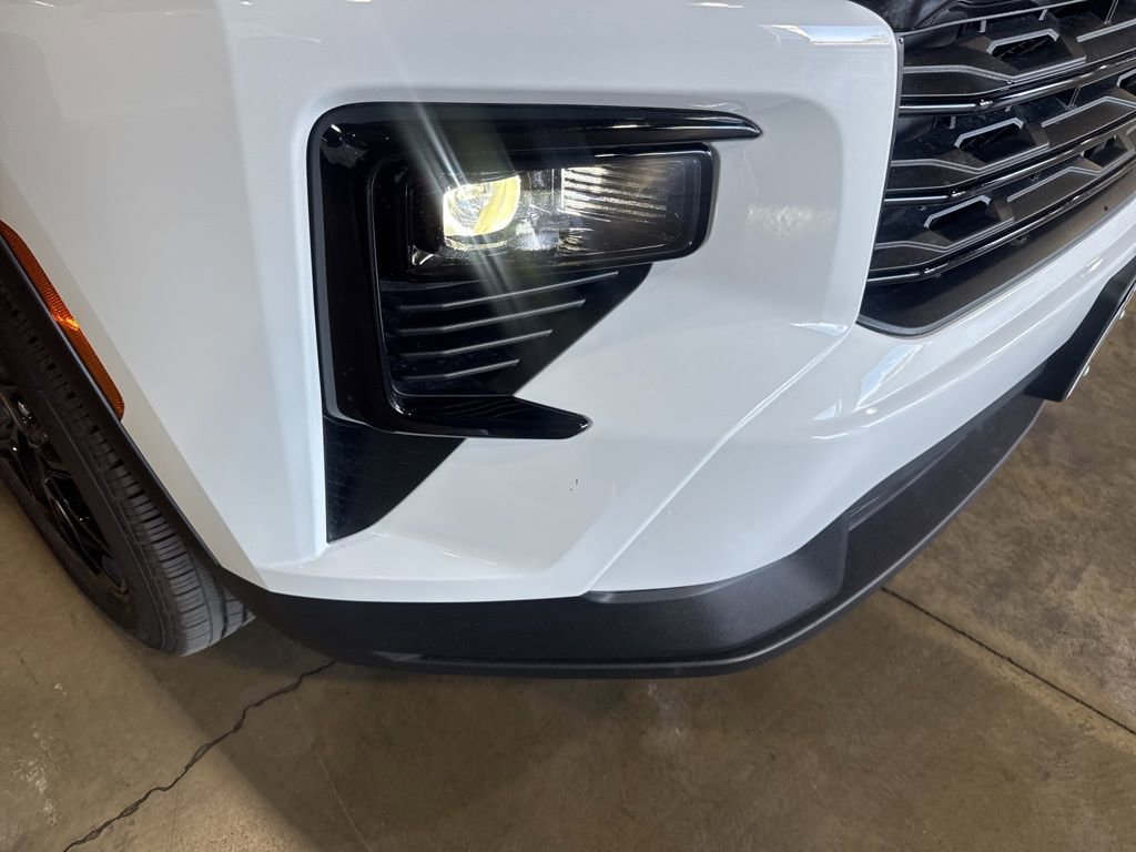 Used 2025 Chevrolet Traverse LT w/ Midnight/Sport Edition image 4