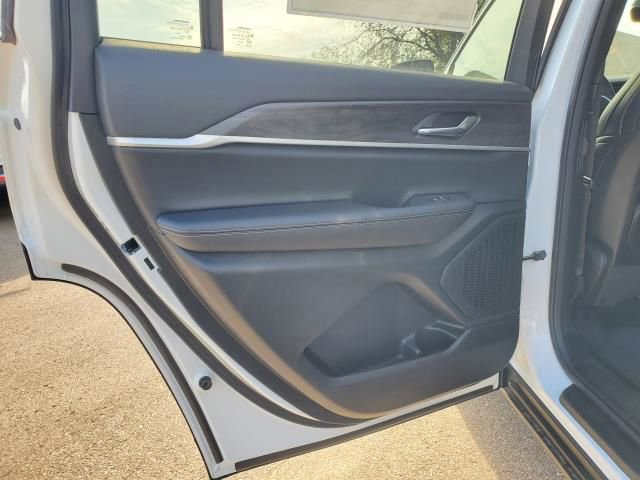 New 2025 Jeep Grand Cherokee L Limited image 24