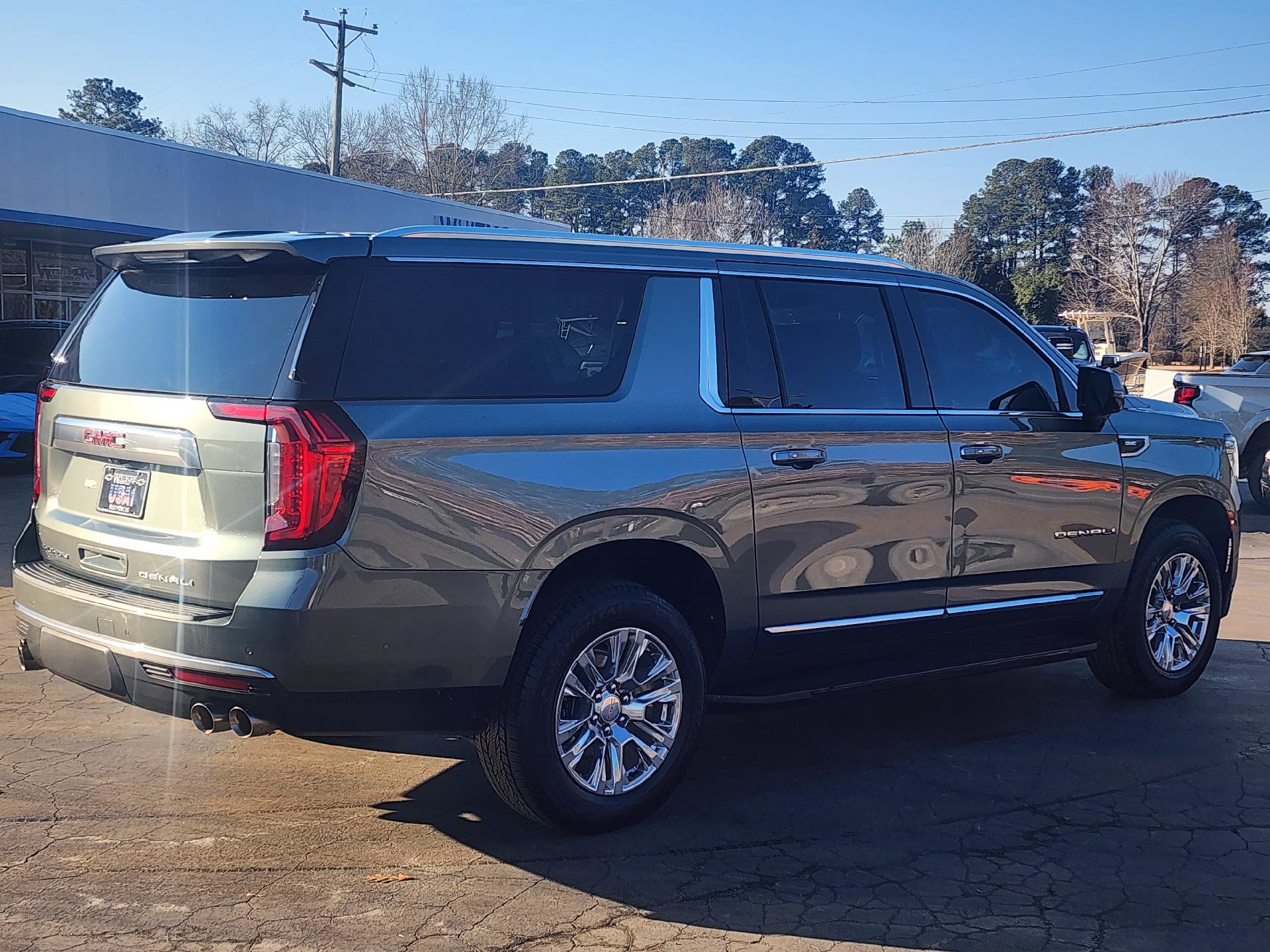 Used 2024 GMC Yukon XL Denali w/ Advanced Technology Package AWD/4WD image 5
