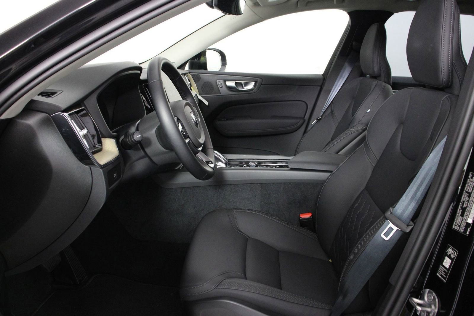 Certified 2026 Volvo XC60 B5 Plus AWD/4WD image 31