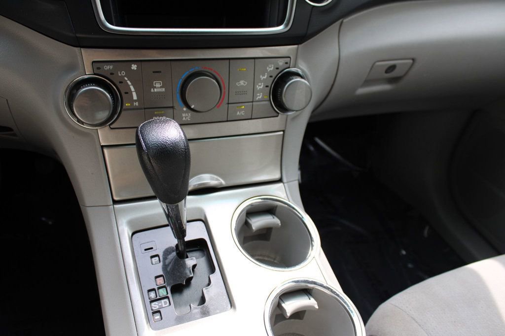 Used 2013 Toyota Highlander Plus w/ Cold Weather Pkg image 16