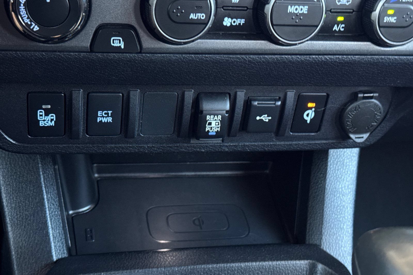 Used 2020 Toyota Tacoma SR5 AWD/4WD image 29