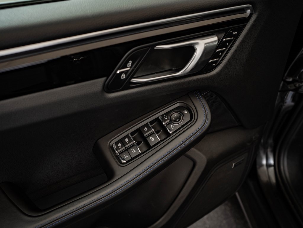 Certified 2024 Porsche Macan image 33
