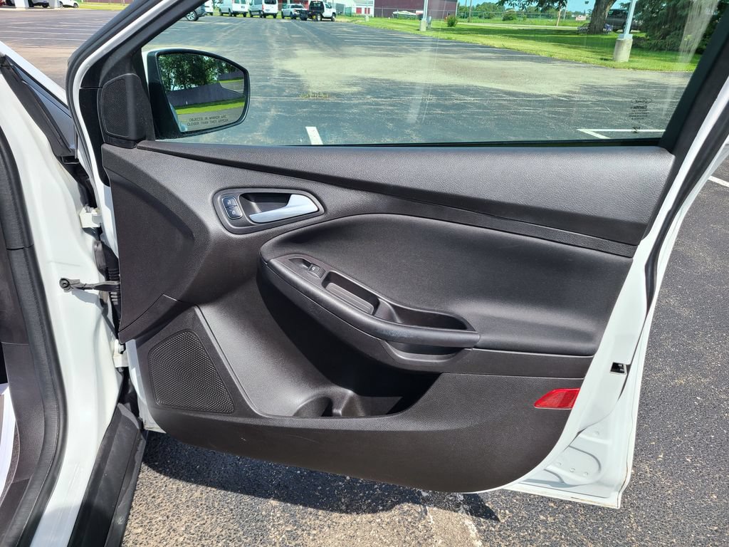 Used 2017 Ford Focus SE FWD image 9
