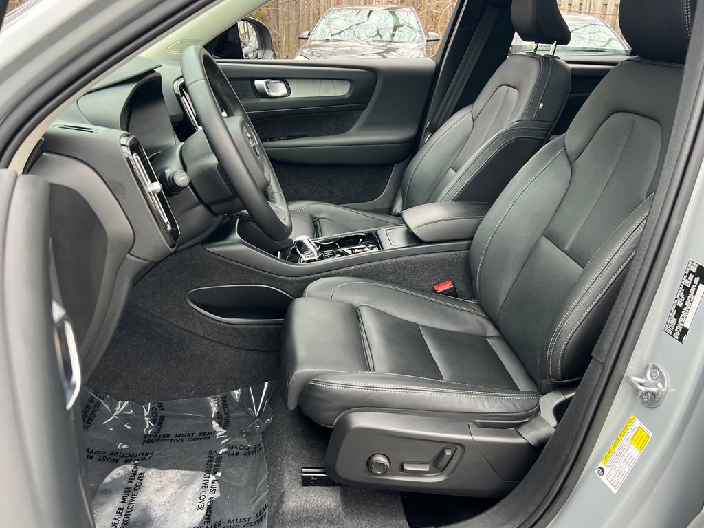 Used 2024 Volvo XC40 B5 Plus w/ Climate Package image 17