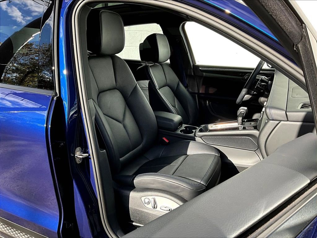Used 2025 Porsche Macan image 12