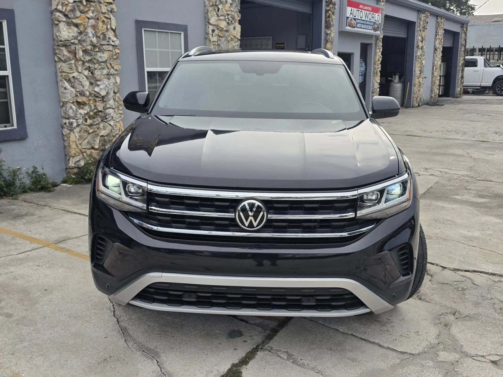 Used 2022 Volkswagen Atlas Cross Sport SE w/ Panoramic Sunroof Package FWD image 3