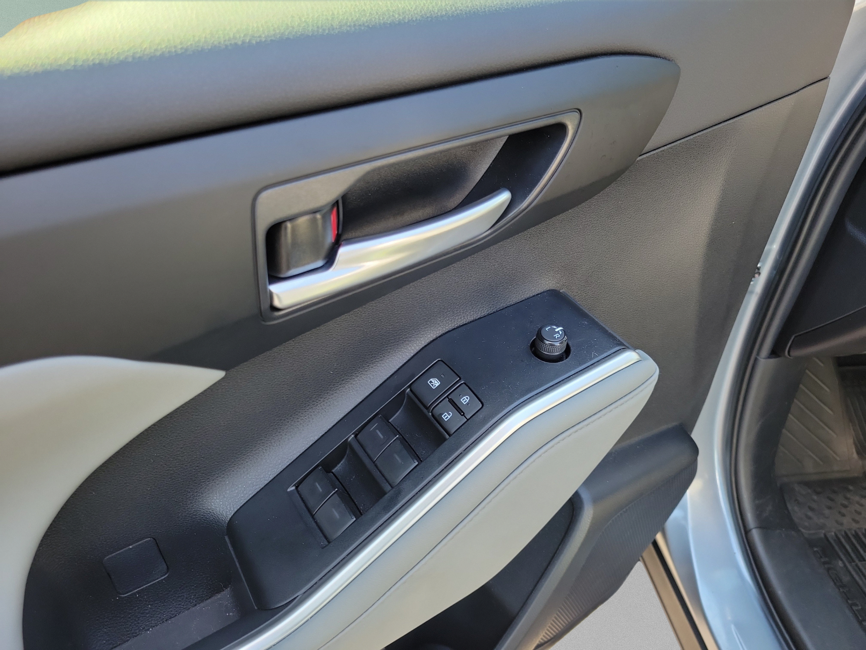 Used 2024 Toyota Highlander XLE FWD image 7