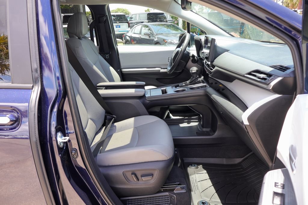 Used 2026 Toyota Sienna XLE FWD image 9