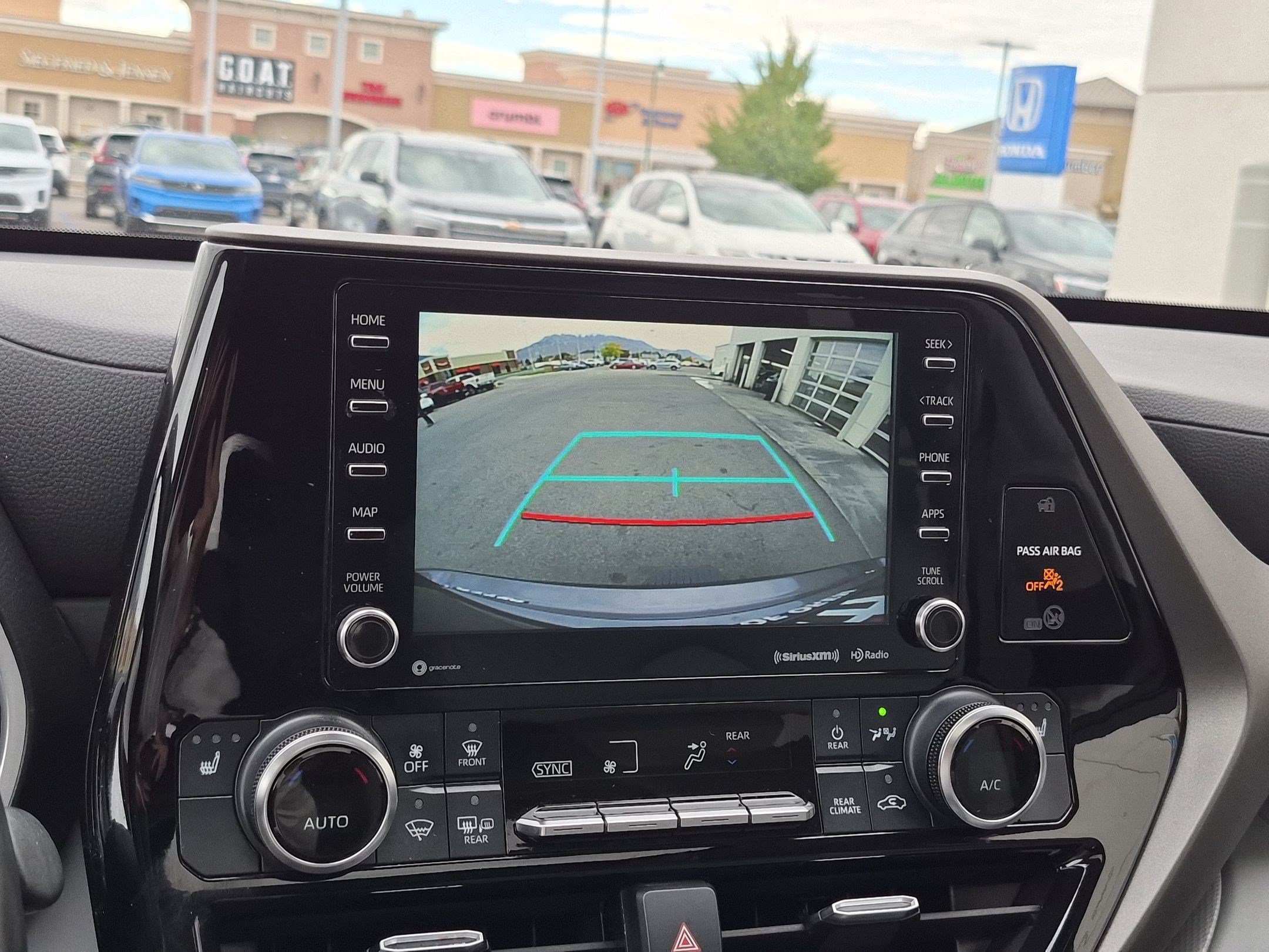 Used 2022 Toyota Highlander XLE AWD/4WD image 27