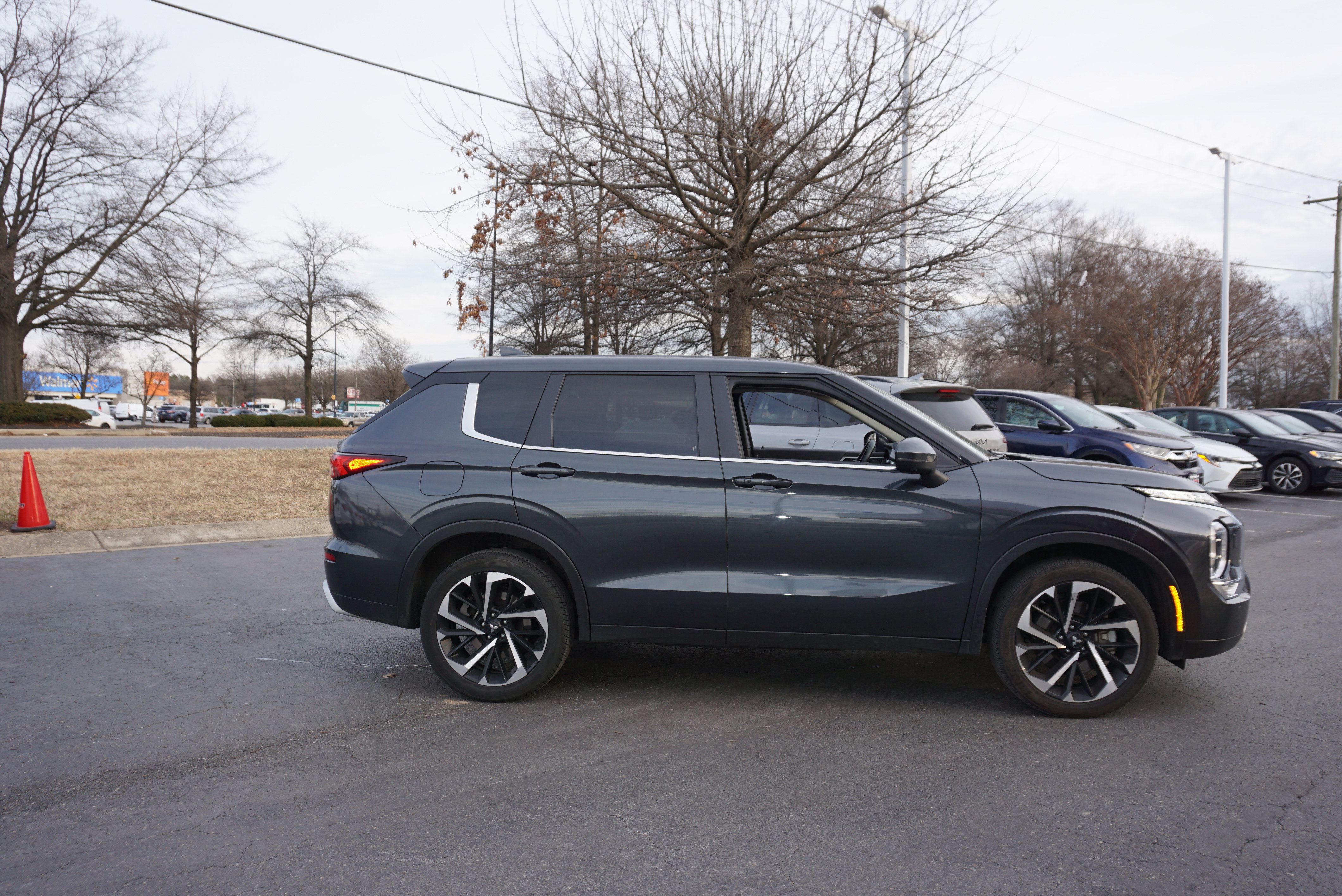 Used 2024 Mitsubishi Outlander SE image 3