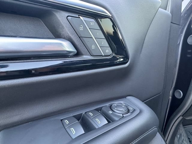 Used 2025 Chevrolet Suburban LT RWD image 5