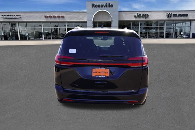 New 2026 Chrysler Pacifica Limited w/ S Appearance Package image 5