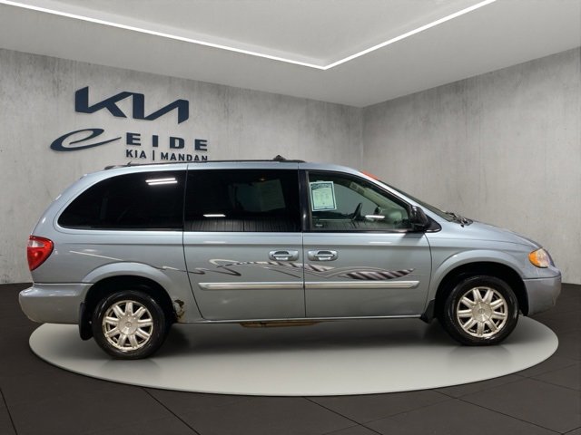 Used 2005 Chrysler Town & Country Touring image 7