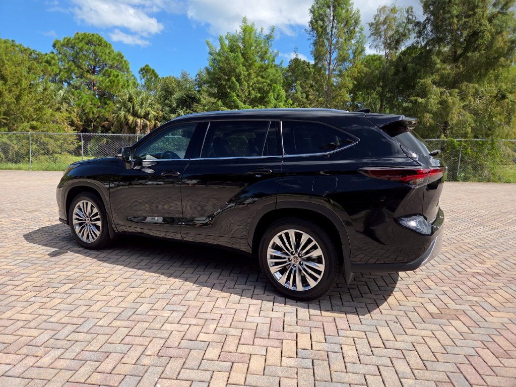 Certified 2026 Toyota Highlander Platinum AWD/4WD image 9