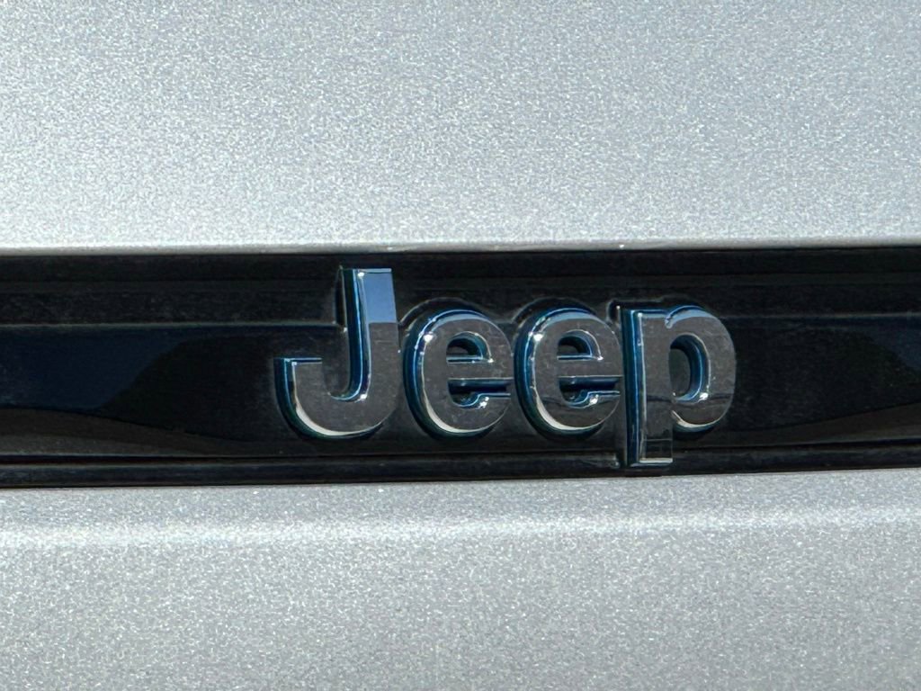Used 2023 Jeep Grand Cherokee Overland w/ Advanced Protech Group III AWD/4WD image 13