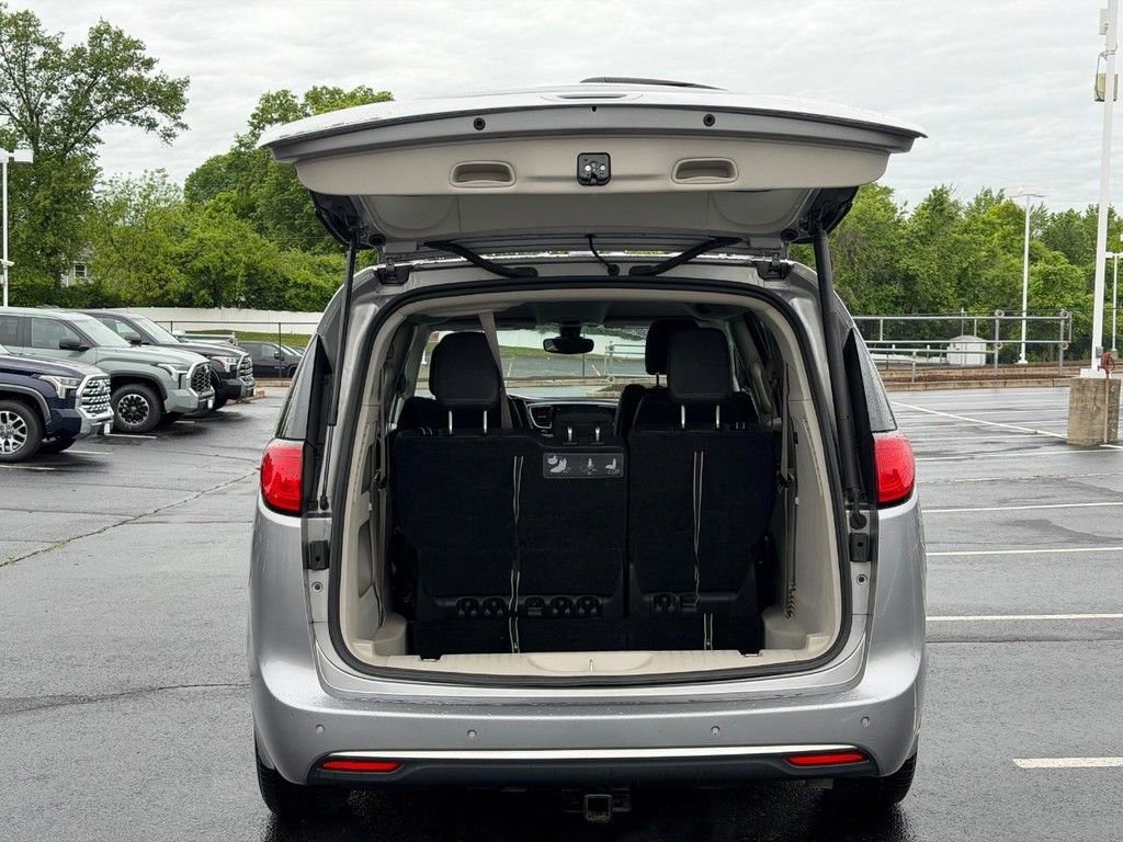 Used 2017 Chrysler Pacifica Touring-L Plus FWD image 4