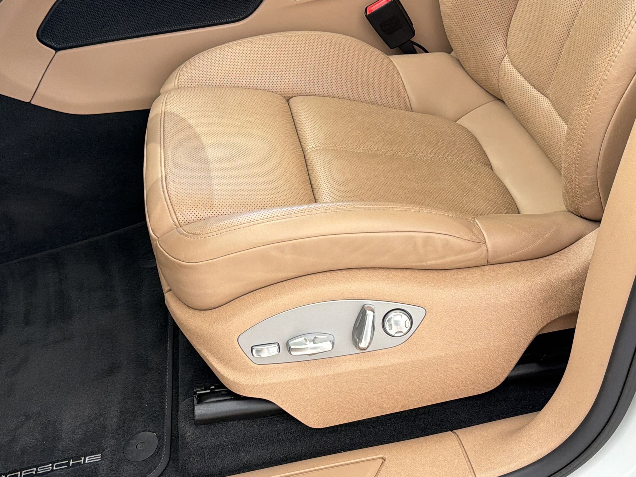 Used 2020 Porsche Macan AWD/4WD image 24