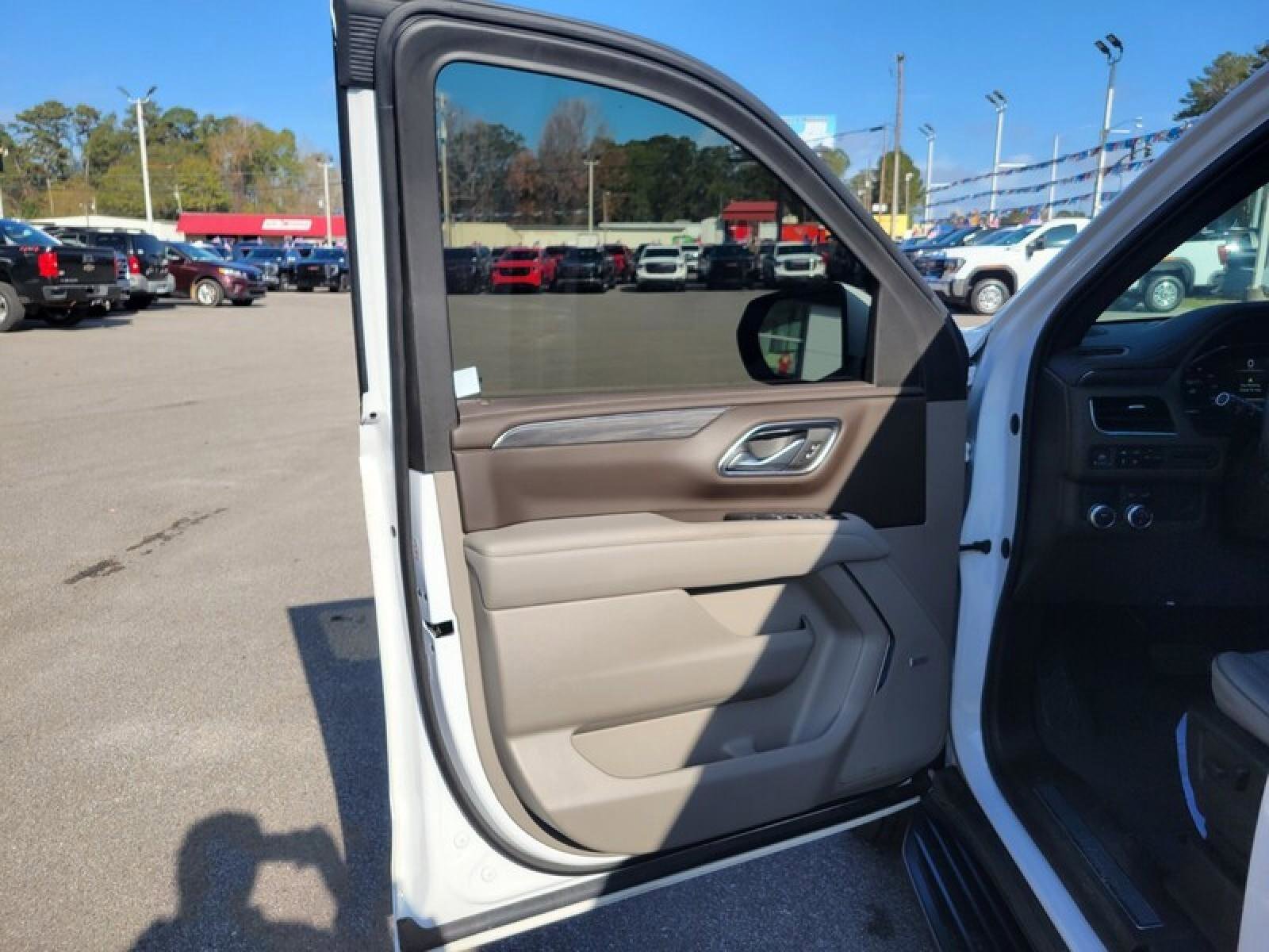 Used 2022 GMC Yukon XL SLT w/ SLT Premium Package image 9