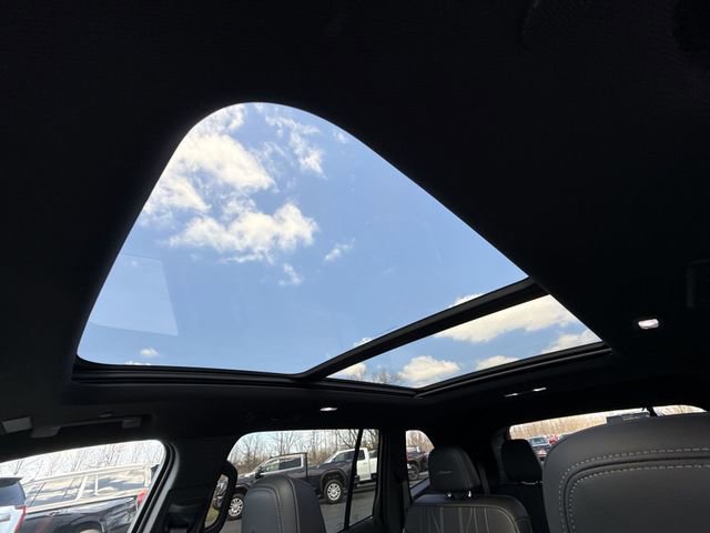 Used 2025 Buick Enclave Avenir image 19