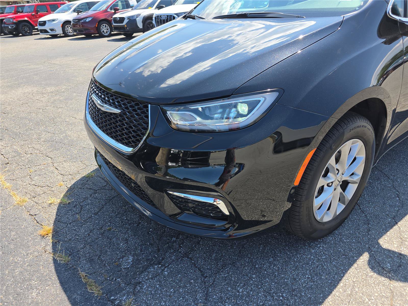 Used 2025 Chrysler Pacifica Select AWD/4WD image 9