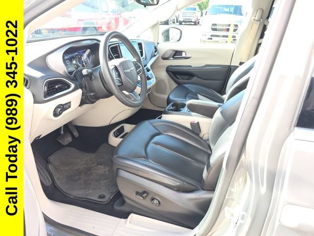 Used 2023 Chrysler Pacifica Touring-L FWD image 3
