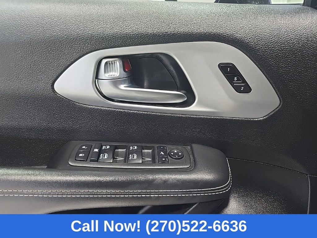 Used 2025 Chrysler Pacifica Limited image 12
