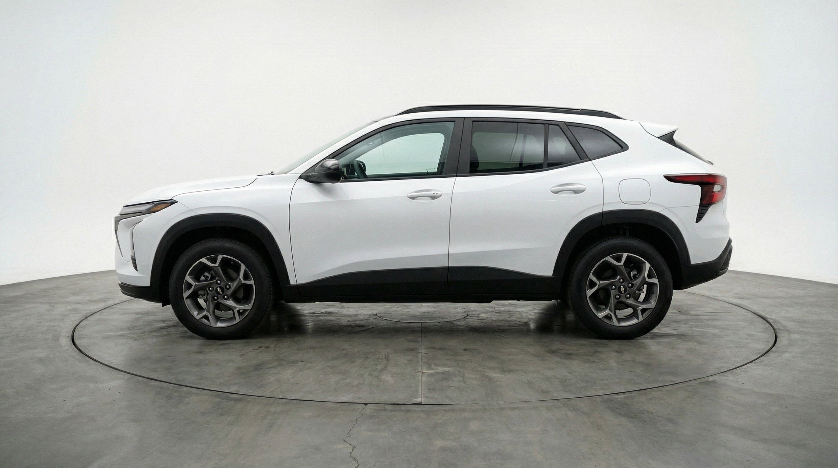 Used 2025 Chevrolet Trax LT FWD image 5