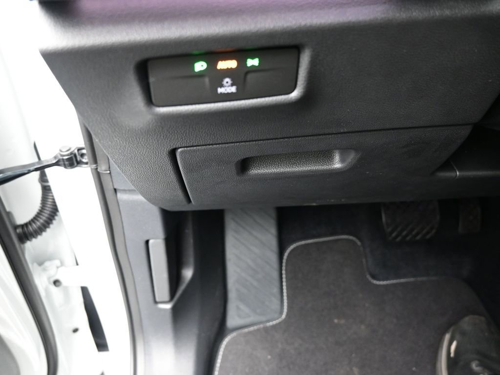 Used 2025 Volkswagen Tiguan SE image 17