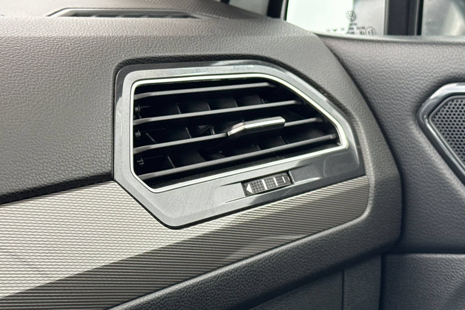 Used 2024 Volkswagen Tiguan Wolfsburg Edition FWD image 27