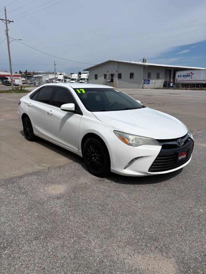 Used 2017 Toyota Camry LE FWD image 2