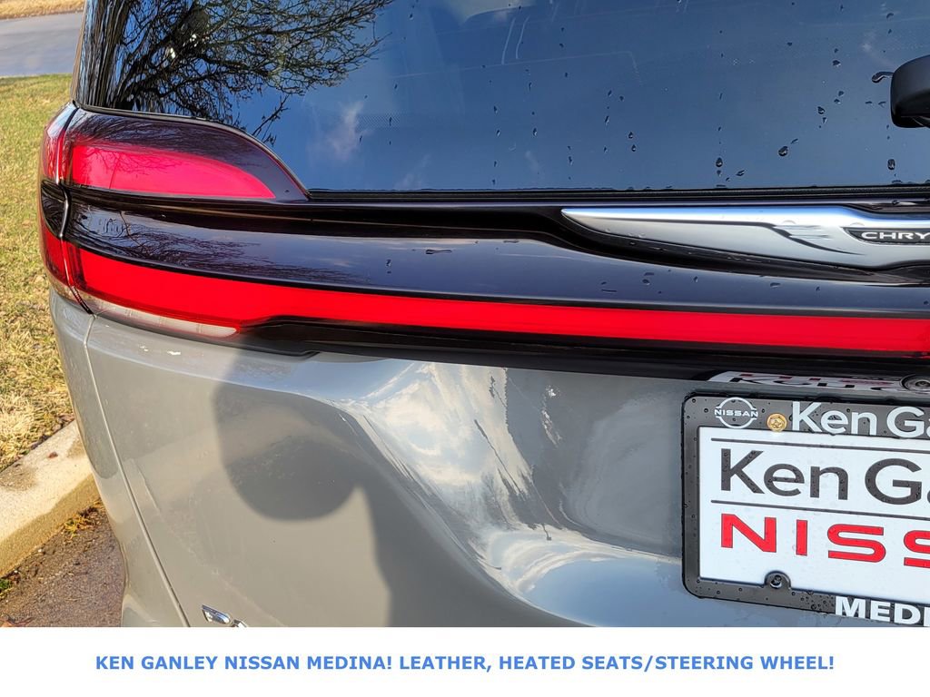 Used 2023 Chrysler Pacifica Touring-L image 16