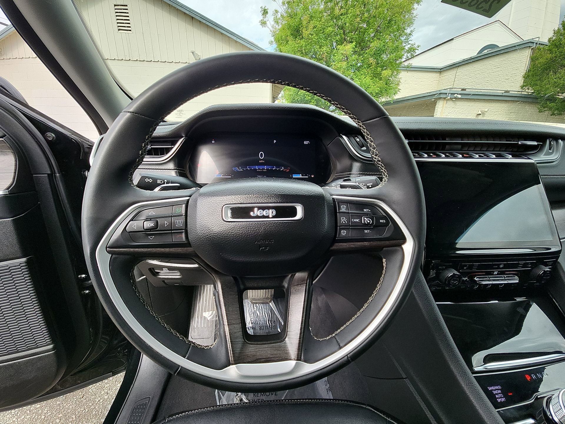 Used 2023 Jeep Grand Cherokee Limited AWD/4WD image 11