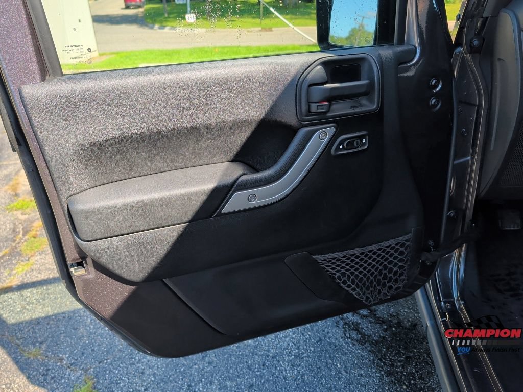 Used 2014 Jeep Wrangler Rubicon w/ Power Convenience Group AWD/4WD image 13