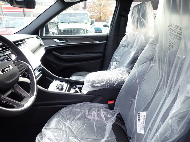 New 2025 Jeep Grand Cherokee Limited w/ Black Appearance Package image 12