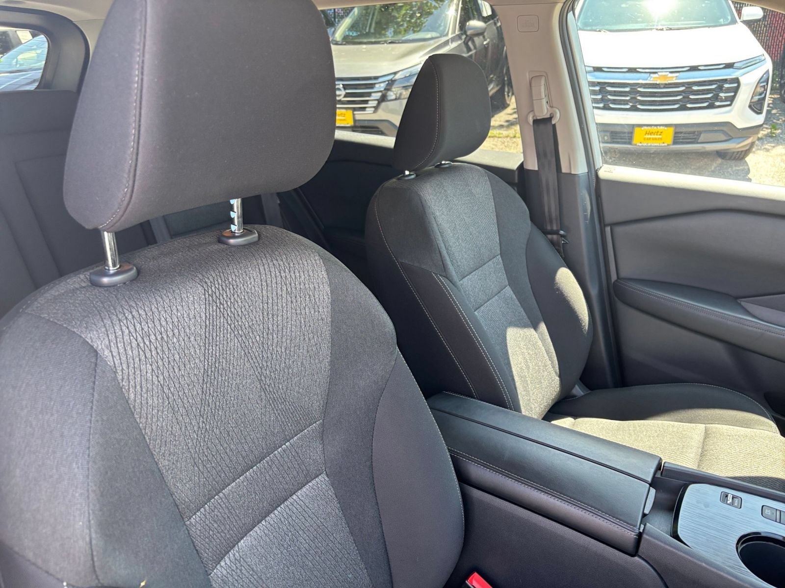 Used 2025 Nissan Rogue SV FWD image 31