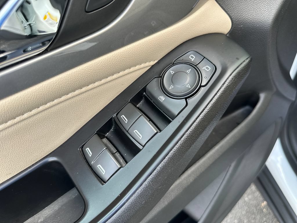 Used 2023 Chevrolet Traverse LS FWD image 11